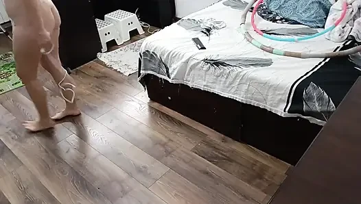 Istri nakal ini lagi asik olahraga sambil bugil di rumah!