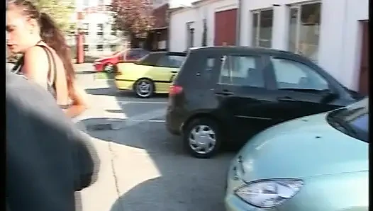 Baştan çıkarıcı Alman bebek azgın tamirciyi baştan çıkarıyor ve sikiyor