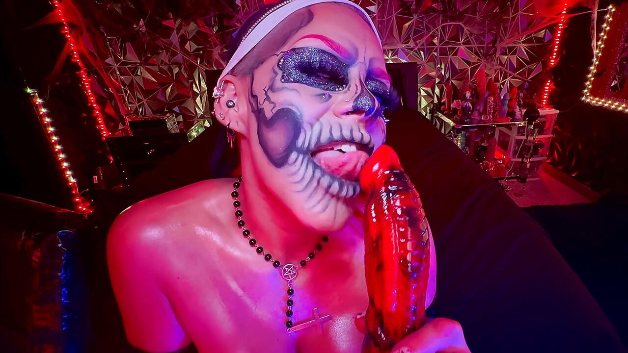 נזירה מרושעת נותנת הוראות לאוננות בגיהנום