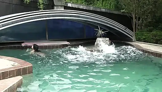 Jenny Simons и Lucy Li поедают киску у бассейна