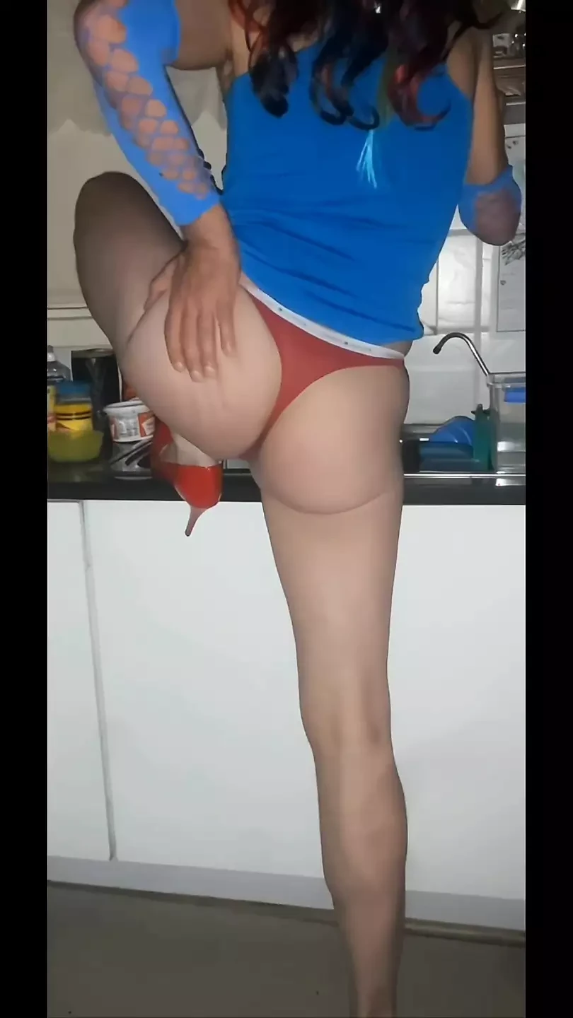 Quitarme los pantalones cortos de gimnasia para estirarme en mi pequeña tanga roja