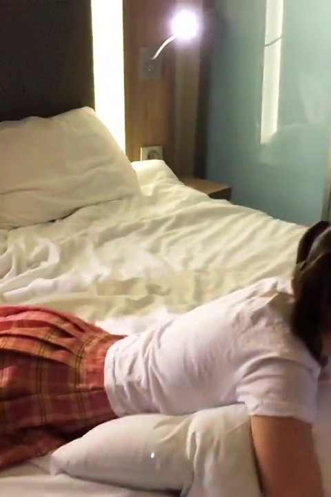 Surprise for the Fans! Teen Streamer Ends Broadcast with Masturbation