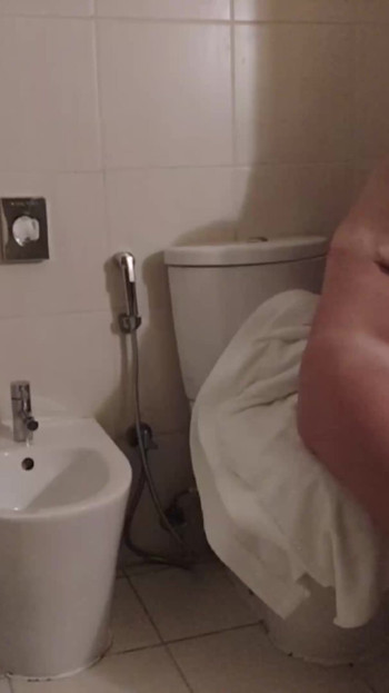 אשת מילף מאוננת בשירותים וגומרת פעמיים. סצנה מלאה. Ep 24301 | קליפ 2