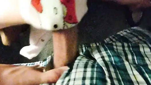 Kitty si cewek hot rambut pink lagi asik ngocok kontol dengan kaus kaki