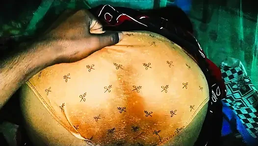 Горячая бхабхи трахает пальцами и жестко трахается