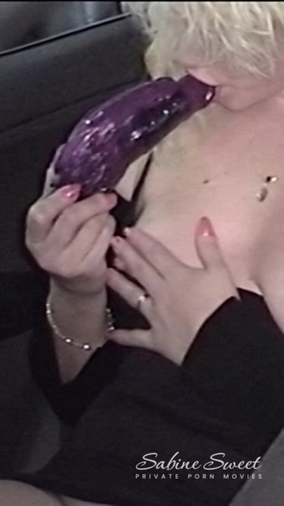 Whore masturbating in the car