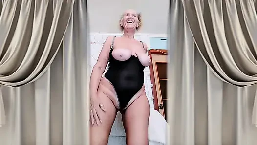 Nenek lukerya yang ceria menggoda & menggoda di kamera dapur sendirian