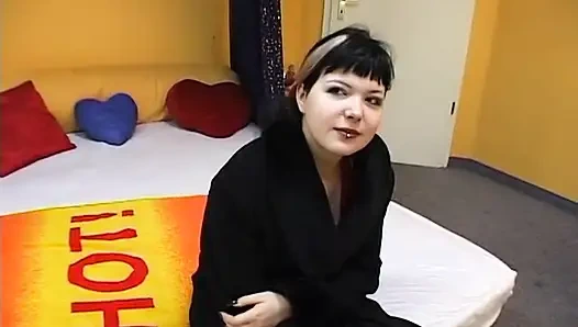 Татуированная крошка играет со своей щелью на кастинге