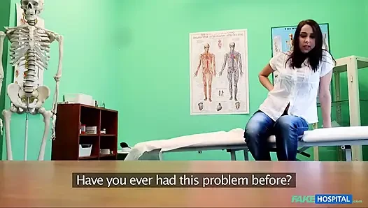 Fake hospital - yaramaz hemşire ateşli bir hastane odasında seksi hastayı iyileştirmek için dilini kullanıyor
