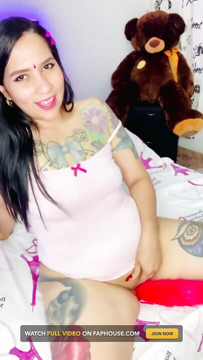 穿著粉紅睡衣自慰我的屁股