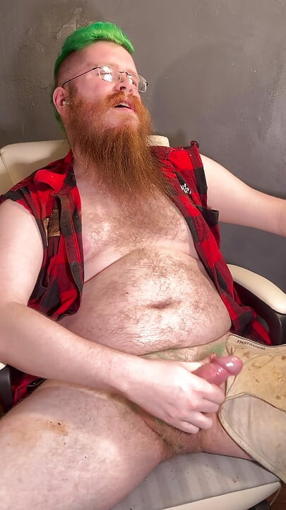 За просмотром порно и кончаю