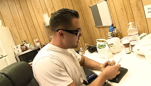 Billy Glide büyük memeli ateşli hatunla sikişiyor