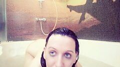 Дівчина з волохатою пиздою знімає трусики і купається в пінній ванні