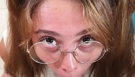Gadis kampus dicrot di muka banyak banget - blowjob pov amatir