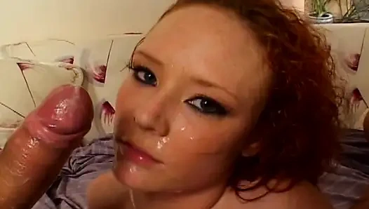 Çarpıcı kızıl orta yaşlı seksi kadın çifte penetrasyondan hoşlanıyor