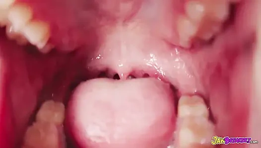 Julia James sert gırtlağına kadar alıyor