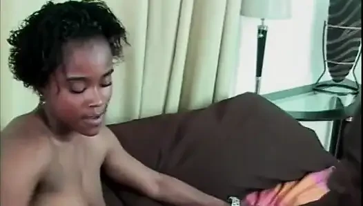 Cewek semok kulit hitam dengan pantat bahenol dientot gaya doggy habis-habisan sampai mengerang keenakan