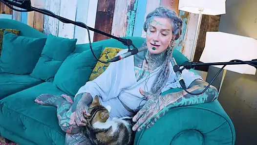 E - empati hakkında konuşuyorum - asmr podcast sfw konuşuyor gotik sıska kız dreadlocks dövmeli model dövmeli kız