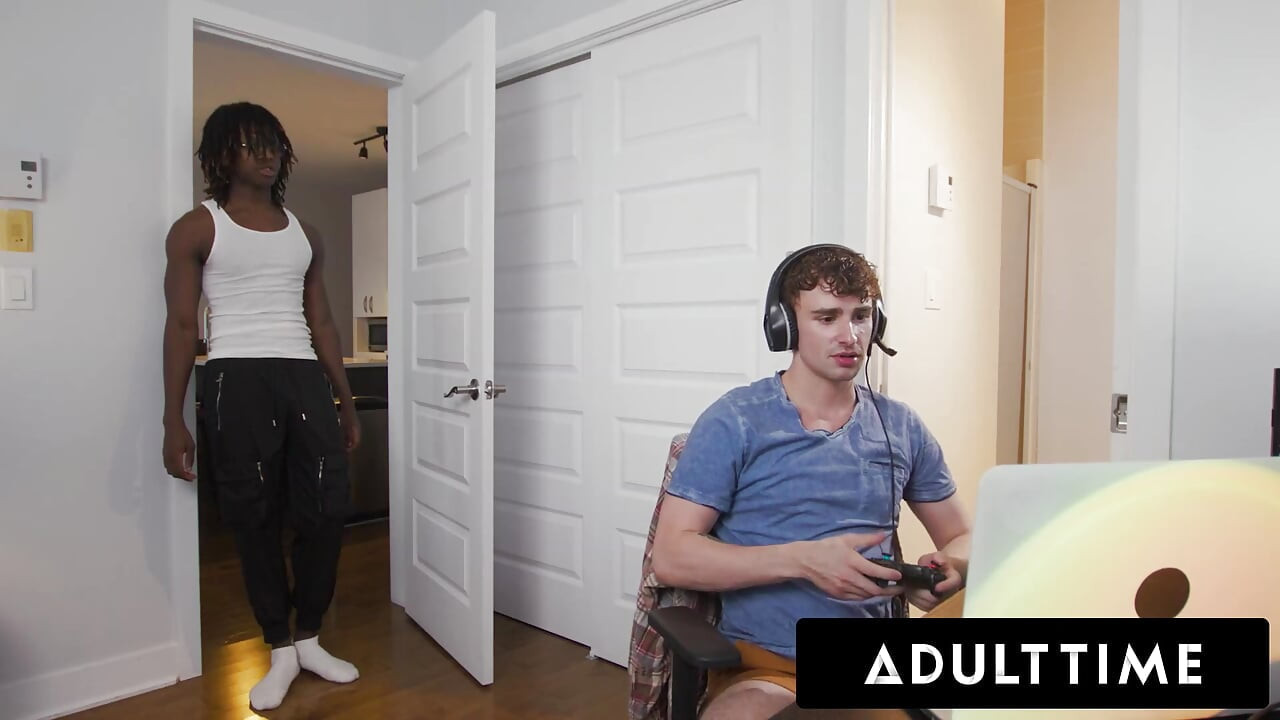 Pornotijd - Gamer Ryan Jacobs en kamergenoot Jade Desire veranderen schoudermassage in aftreksessie