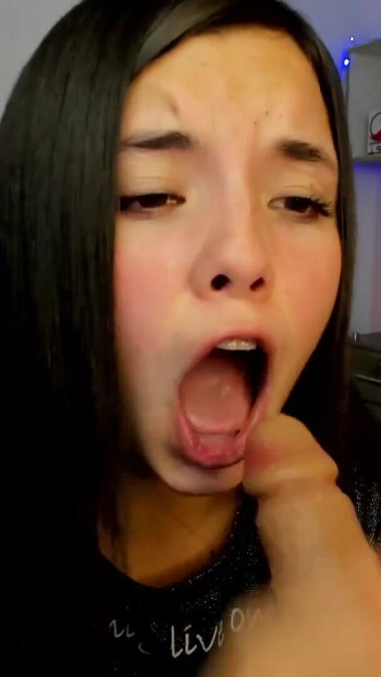 Klíčový okamžik od "Ponor do erotické show Salome, kde kombinuje svou lásku k anime a hentai s živou masturbací"