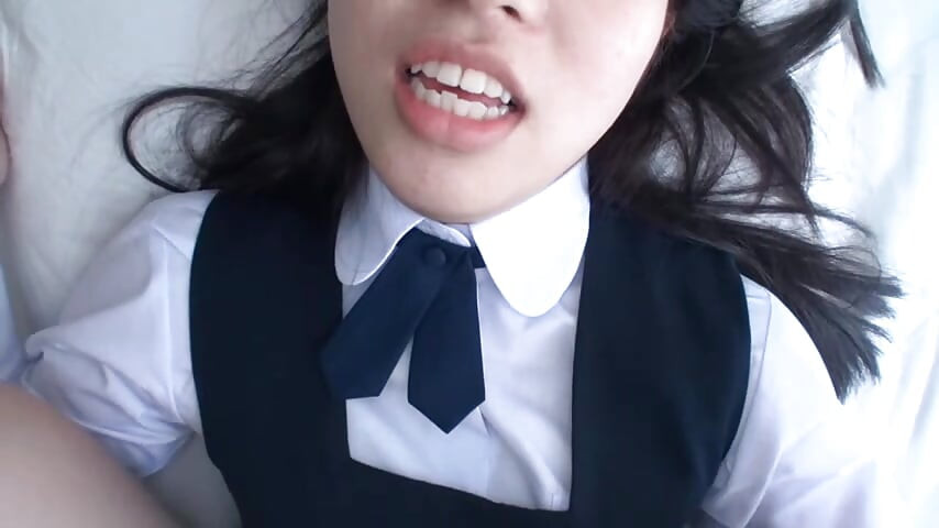 Zralý muž potká okouzlující krásku v uniformě.