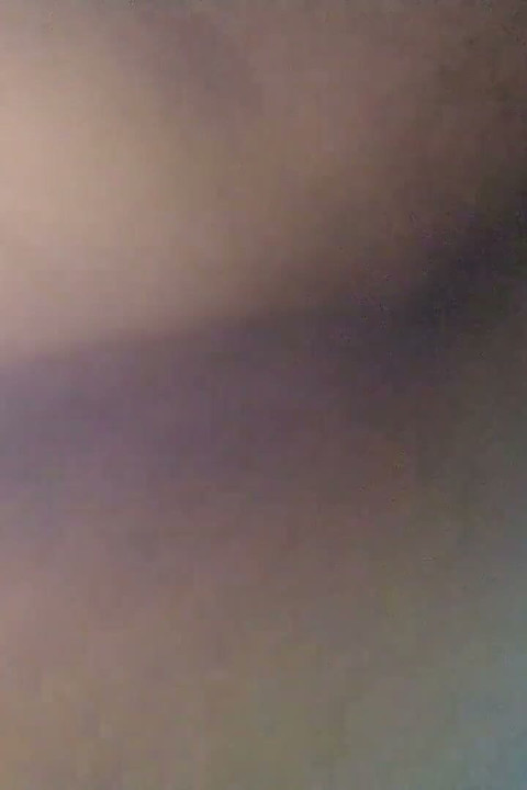 Esposo cornudo estaba viendo una película en la habitación mientras mi amigo me follaba en la sala de estar