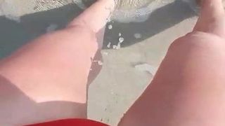 Pisse coquine à la plage en bikini