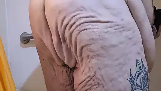 Cowok ini lagi asik bunga itu di kamar mandi