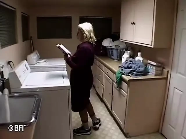 Rubia madura usa adolescente para su placer