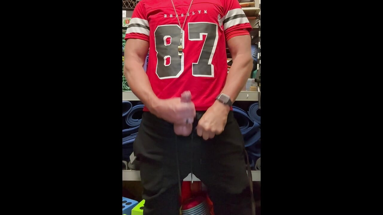 JockDad87 ispaljuje hrpu sperme u svoj #87 dres