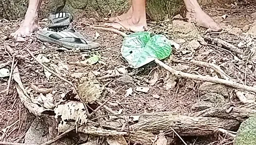 Kocası Ormanda Çalışırken Evli Kadın Komşusuyla Sikiliyor