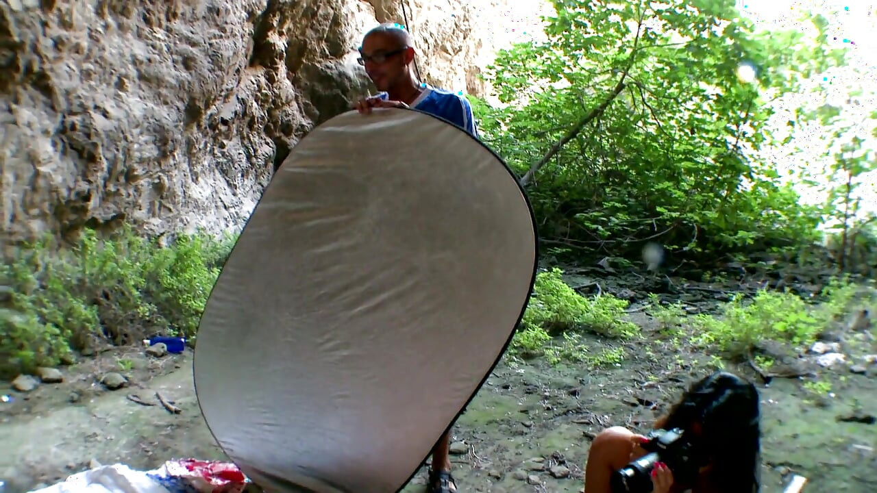 Pelacur brunette disetubuhi anal di luar ruangan