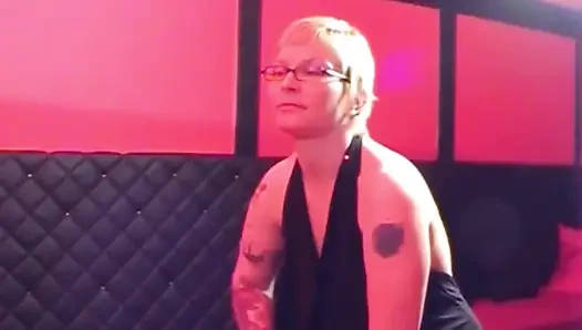 Zwei Schlampen werden in einem Club mit einem echten Amateur in Gang geworfen