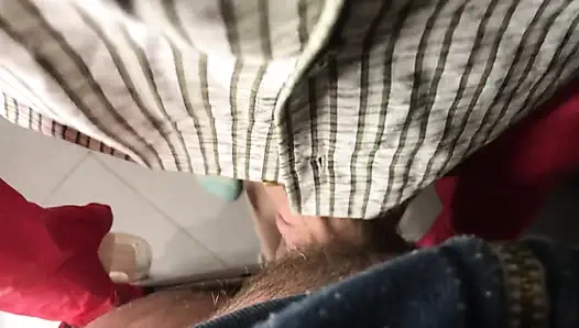 Рука помощи с красными резиновыми перчатками. От первого лица