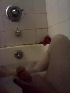 Guy cums in the bath