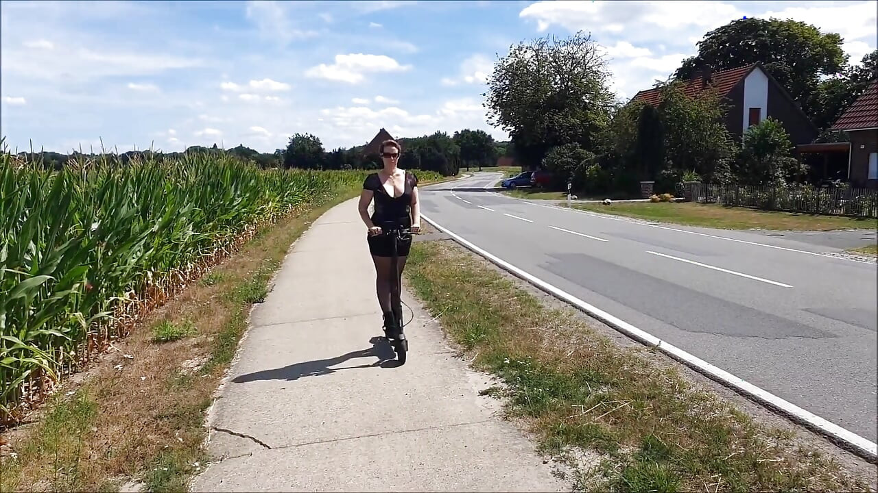 Frivole sur la route avec la trottinette électrique