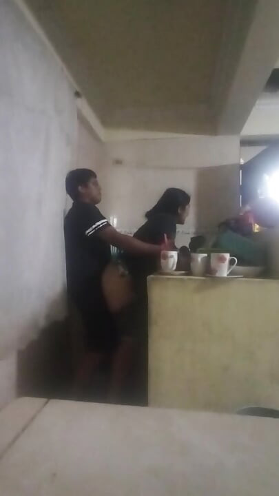 女僕在廚房被幹（我老婆差點發現我們）