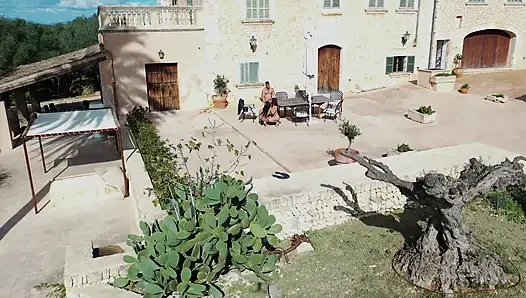 İki ateşli kız açık havada kendilerini şımartıyor