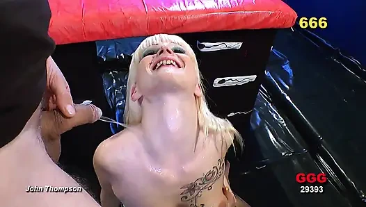 Ggg john thompson - si cewek nakal rambut pirang lagi asik nyepong kontol liar