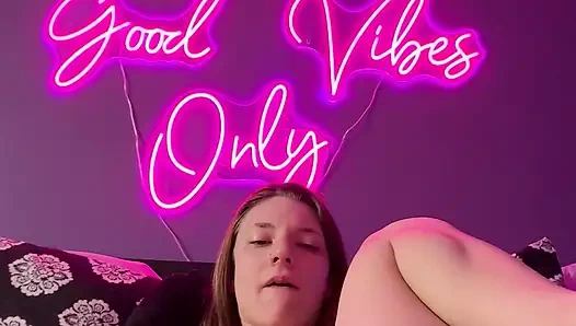 Zehenlutschen und spielen mit spielzeug