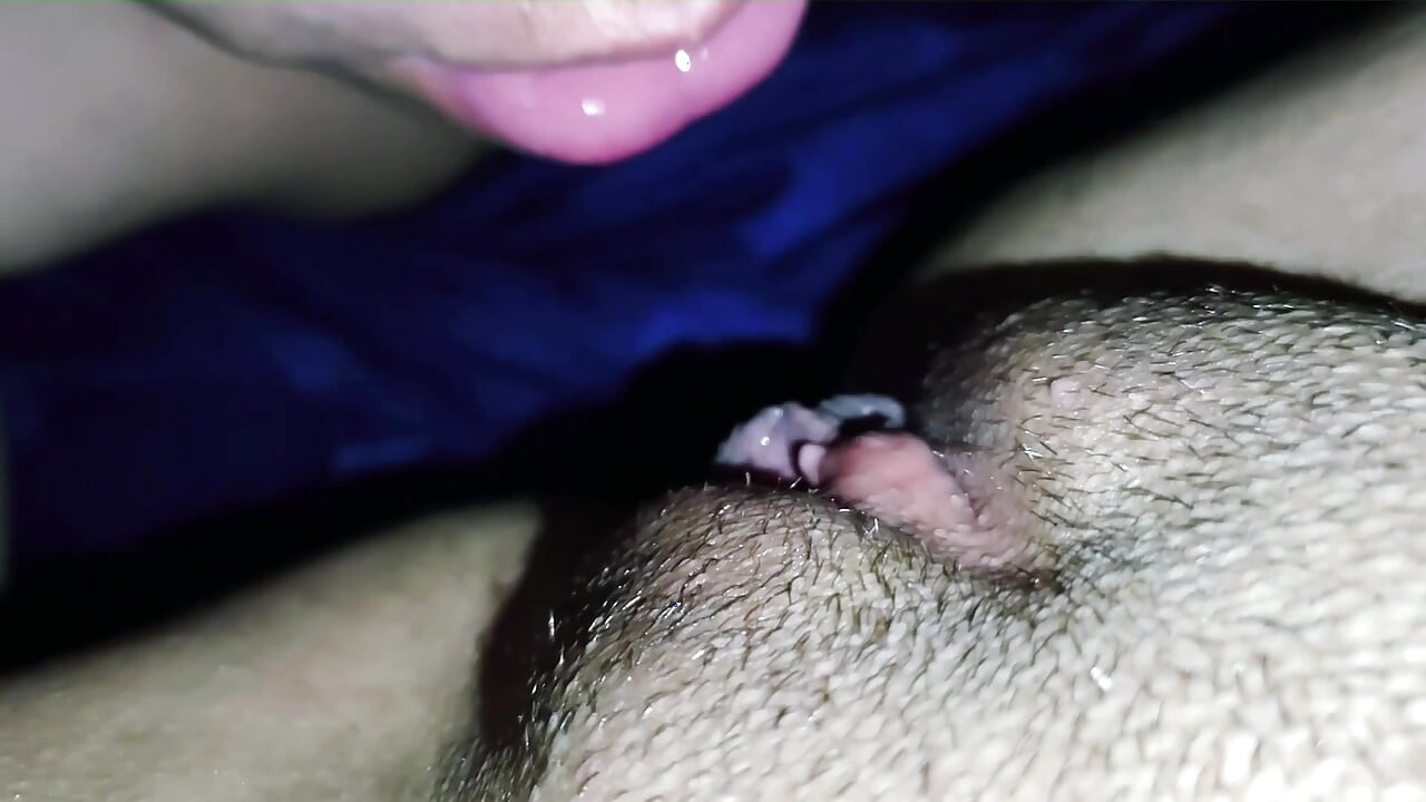 Comiendo el coño de mi esposa zorra infiel después de que ella folló a mi amigo y ella se come tan bien mis pezones