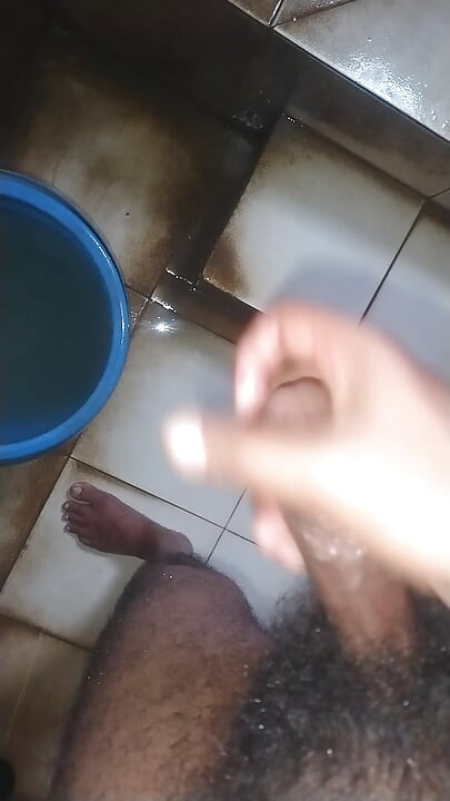 땅 위에 물을 뿌린 뒤 발기했다..