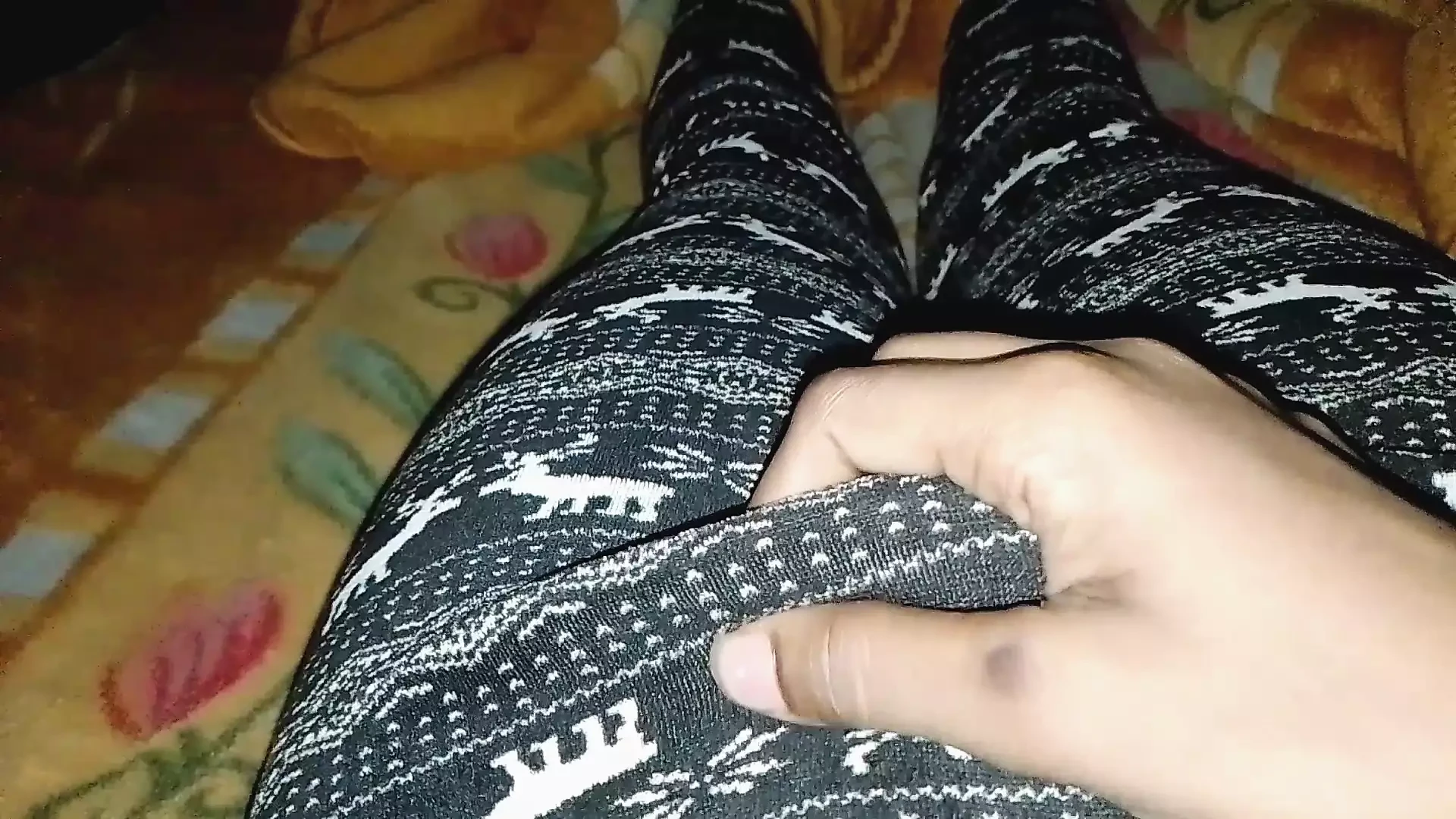 穿着白色黑色紧身裤自慰