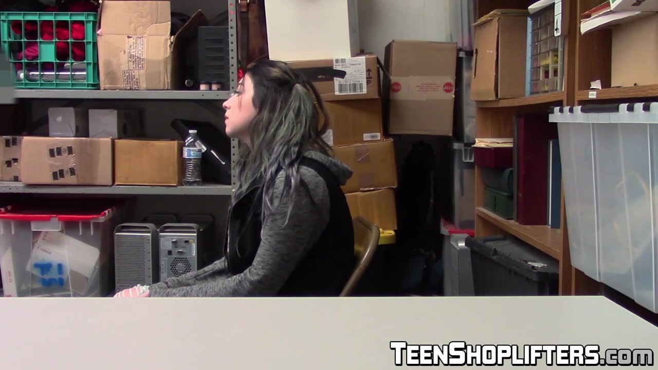 万引きをする巨根アミリア・オニキスはお仕置きが好き