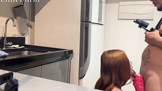 Tetangga memergokiku di dapur, memakanku dan membuatku disusui
