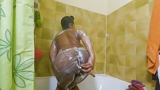 Si lava sotto la doccia prima di farsi scopare