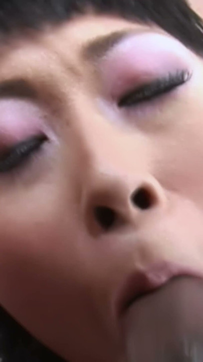 Une Asiatique prend une grosse bite noire sur le canapé rouge - chevauchage interracial et pipe profonde avec des nattes de cochon