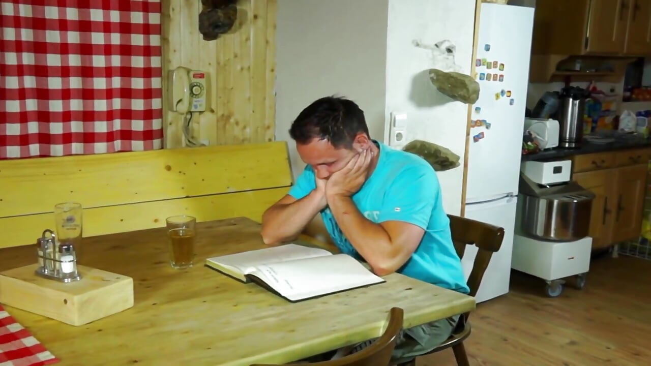 बड़े स्तनों वाली फ्रेंच चोदने लायक मम्मी कैंप में अपनी चूत के साथ खेलती है