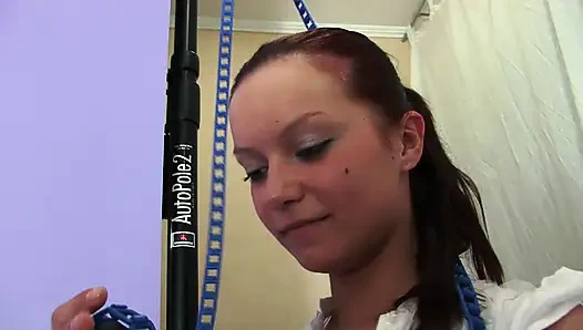 Жизнерадостная Амелия делает минет, делая шпагаты, затем дает ее юной задницей, чтобы ее трахнули