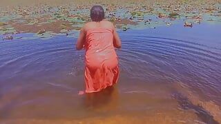 スリランカのセクシーな女の子がタンクで外で入浴。